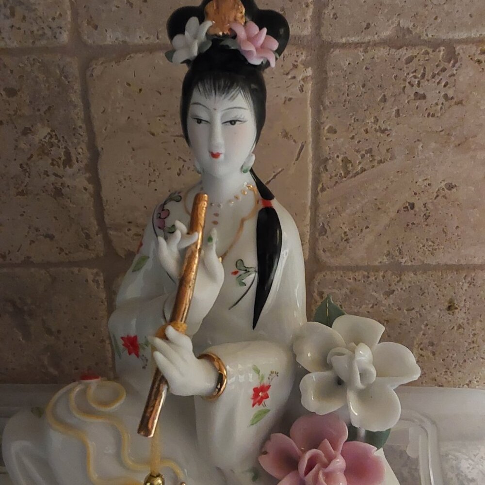 GEISHA GIRL PLAYING FLUTE PORCELAIN VINTAGE STATUE